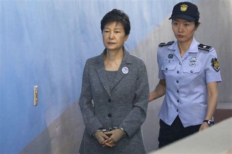 Park Geun Hye Ex South Korean Leader Gets 25 Years In Prison The New York Times