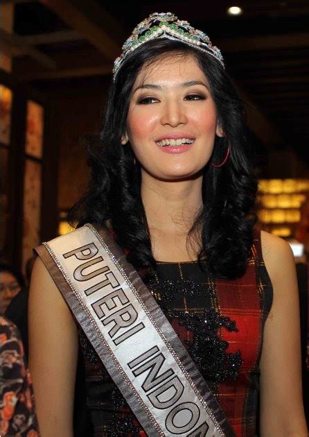 Miss Universe Berbelanja Batik Indonesia Budi Utomo Peternak Jangkrik Tulungagung Jawa Timur