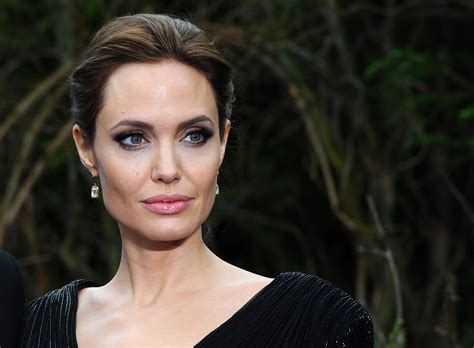 Angelina Jolie Opens Up About Difficult Year After Split From Brad Pitt The Independent