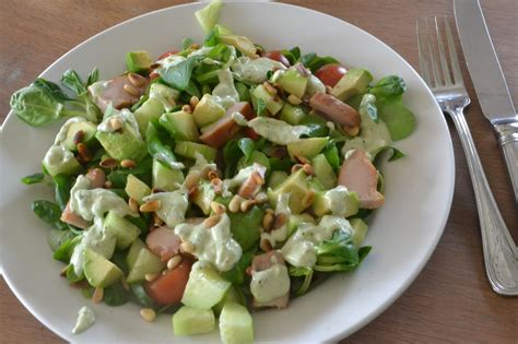 Eet lekker Veldsla met gerookte kip avocado en pesto -yoghurtdressing