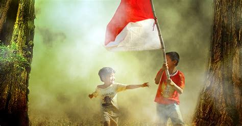 Di bawah gambar itu terdapat frase legendaris 'jangan menindas kami'. Contoh kasus Warga Negara dan Status Kewarganegaraan | Feel in Bali