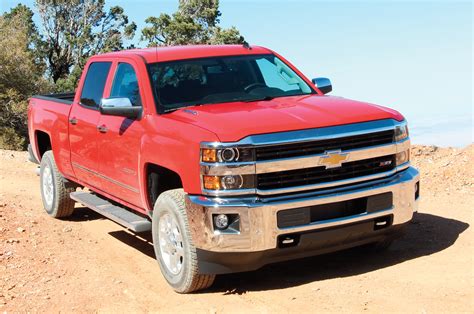 The transmission fluid dipstick is easily accessible in the engine bay. Chevrolet Silverado 2500HD Duramax y 2500HD Vortec 2015 ...