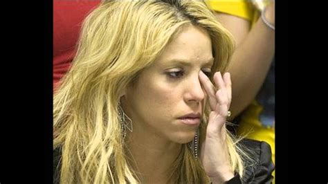 Luego vuelve al pasado, dónde se relatan las circunstancias en las que este detective es llevado a la muerte. SHAKIRA DEVASTADA POR MUERTE DE GUSTAVO CERATI - YouTube