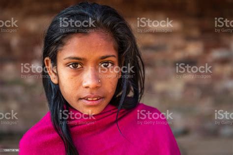 potret gadis muda nepal di bhaktapur nepal foto stok unduh gambar sekarang nepal asia