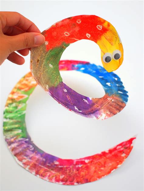 A fun rainy day activity for kids, paper plate crafts, paper plate drums, paper plate maraca, paper plate tambourine, popcorn kernel craft, easy kids craft. 15 Fun Paper Plate Animal Crafts For Children - Reliable ...