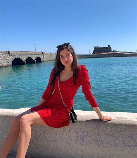 Yusra mardini (refugee olympic team) is ready to savour the most joyous swim of her life at rio 2016 mardini and elder sister sarah, their home in damascus having been destroyed in the syrian. Starlet Arcade: Yusra Mardini swimming