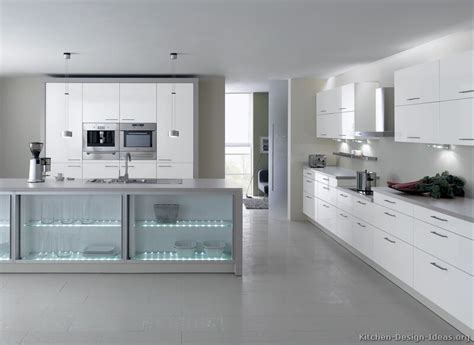 Modern kitchens are often built with wide drawers and long horizontal pull handles. Pictures of Kitchens - Modern - Two-Tone Kitchen Cabinets ...