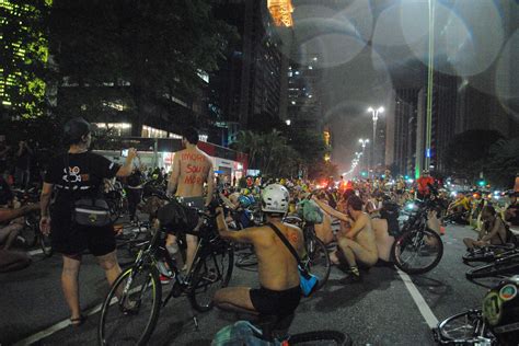 Sem roupa ciclistas pedalam pela Avenida Paulista VEJA SÃO PAULO