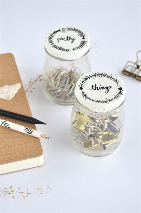 Wichtig ist vor allen dingen, dass man dem chaos nach dem großen reinemachen erst gar keine chance gibt, sich wieder auszubreiten. DIY Desk Organizer | Schreibtisch inspiration ...