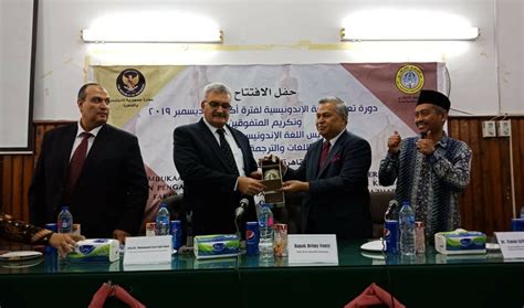 Bagi para mahasiswa, menulis email resmi ini sangatlah penting karena dalam menghubungi dosen biasanya. Universitas Al-Azhar Resmi Jadikan Bahasa Indonesia ...