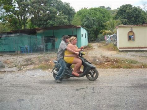 Nuestras condolencias a su esposa, hijos, amigos. Solo en Venezuela: Vaca y Pollito sobre una moto