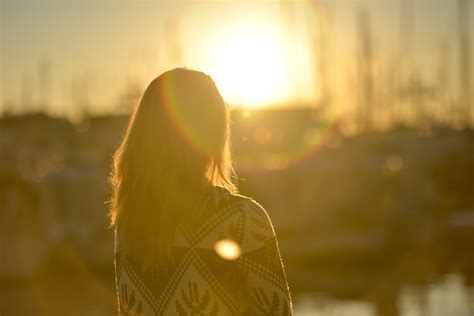무료 이미지 물 사람 소녀 태양 여자 해돋이 일몰 사진술 햇빛 아침 잎 꽃 새벽 저녁 어스름 반사