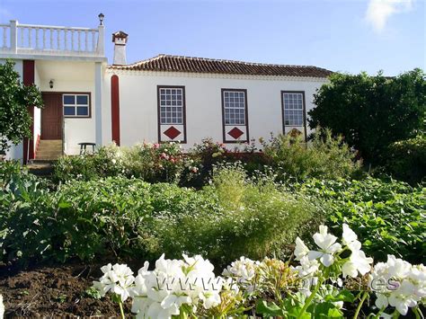 Encuentra alojamientos tan únicos como sus anfitriones en 191 países. Casa Rural Juanita. Puntallana. La Palma | Casas rurales, Alojamiento rural, Palmas