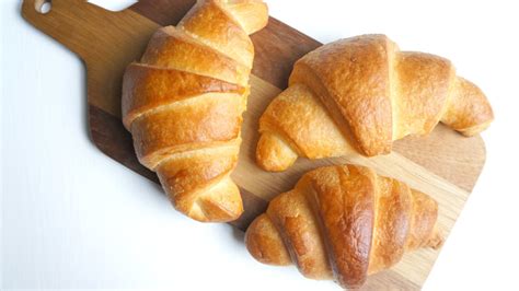 Pronunciation of croissant with 7 audio pronunciations, 5 synonyms, 1 meaning, 15 translations, 16 sentences and more for croissant. Croissants Recipe