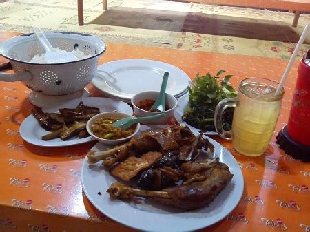 Ayam memang bisa dimasak dengan berbagai sajian yang enak dan lezat. Ayam Goreng Bacem Jogja : 10 Makanan khas Jogja yang wajib ...