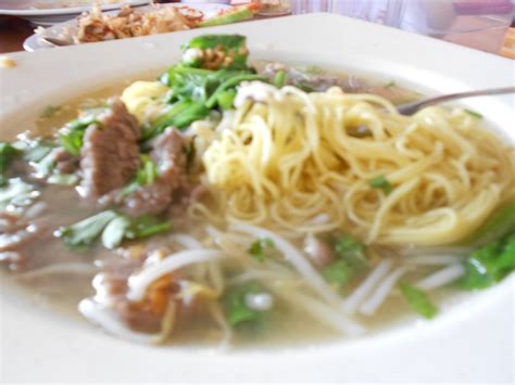 Apabila lalu di depan kedai , terliur tengok orang sedap makan mee hoon, belum lagi menghidu aroma kuah supnya yang wangi menusuk hidung. Makanan Cina Halal Menjadi Pilihan, Alwizzzzzz...