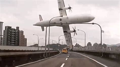 Plane Clips Road And Crashes In Taiwan Killing At Least 31 The New