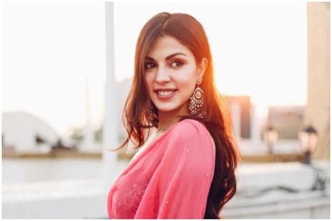 10 Charismatic Pictures Of Rhea Chakraborty Which Will Make You Crush