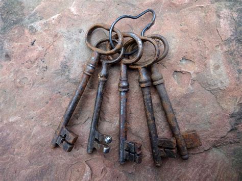 gambar kunci kunci gantungan kunci historis tua lima logam karat kayu fashion aksesori
