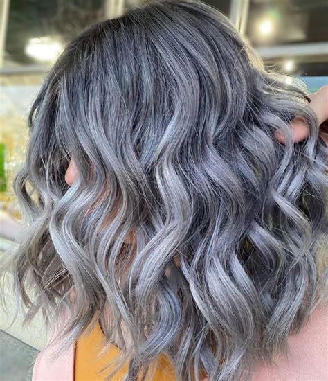10 Platinum Highlights In Gray Hair Fashion Style