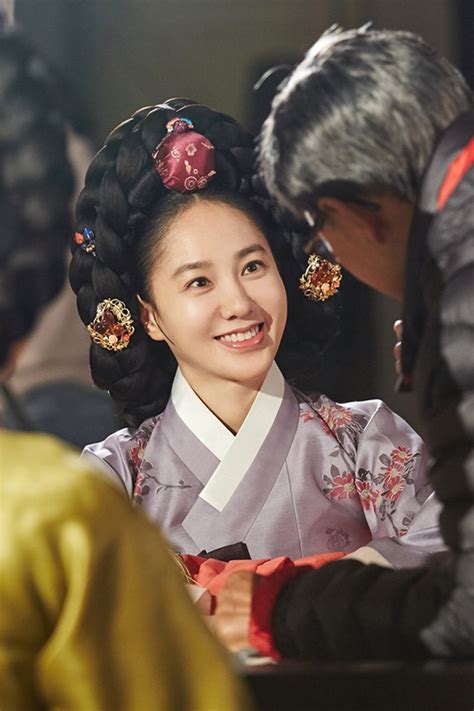 고향은 서울특별시 출생이며 키는 163cm, 몸무게 42kg, 혈액형 a형이라고 합니다. '옥중화' 박주미, 가채·한복 무더위 피하는 방법