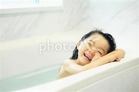お風呂に入る笑顔の女の子 No 23979231写真素材なら写真AC無料フリーダウンロードOK
