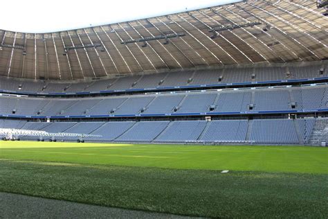 The arena can hold up to 75,000 people. Südkurve Allianz Arena: So funktionieren die neuen ...
