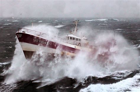 These Mesmerizing Videos Of Ships Going Through Storms Will Turn You