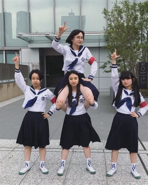 KANON 新しい学校のリーダーズ on Instagram 新宿に革命起こし隊参上 いつも肩車する代わりに ペットボトルのふたを開けてもらってるよ Girl Women