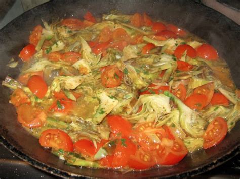 Sarà perché semplice ma gustosa o perché mette d'accordo tutti i commensali, mi capita molto spesso di prepararla a prescindere dalla stagione! Pasta con carciofi e pomodorini pachino, ricetta