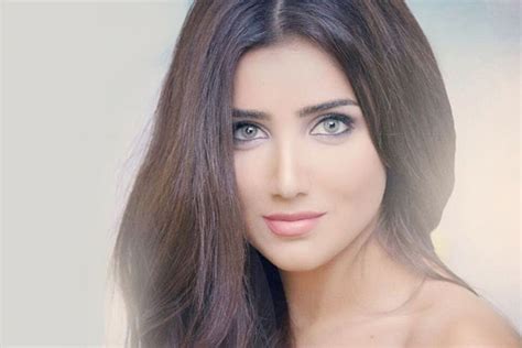 كشفت الفنانة المصرية مي عمر عن إصابتها بمرض مفاجئ أثناء وجودها خارج مصر مؤكدة أنها خضعت على. مي عمر تطل في صورة بلوك كلاسيكي على غلاف مجلة "VOGUE ...