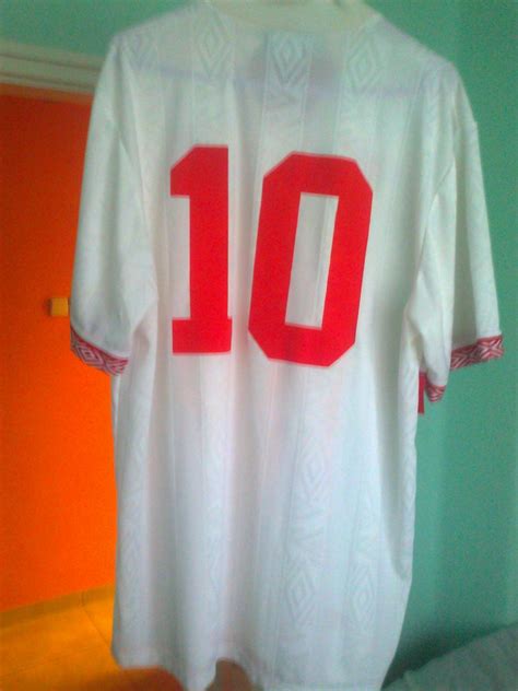 When it comes to the hungary kit it might be something that you've never actually thought of owning. Hungary Away football shirt 1992