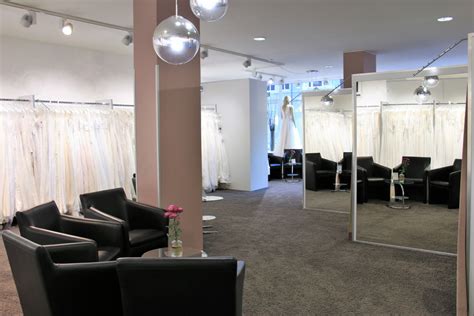 Es ist der weg von der wagen idee des eigenen. Ladengeschäft & Sortiment | Die Brautboutique in Neumünster
