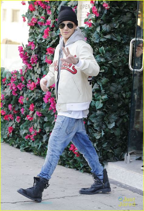 justin bieber was caught lookin fly while shopping photo 674300 photo gallery just jared jr