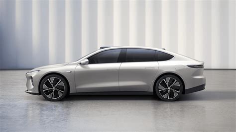 The nio et7 is a luxury sedan with a simple yet attractive design. NIO ET7 kondigt als eerste elektrische auto met Solid ...