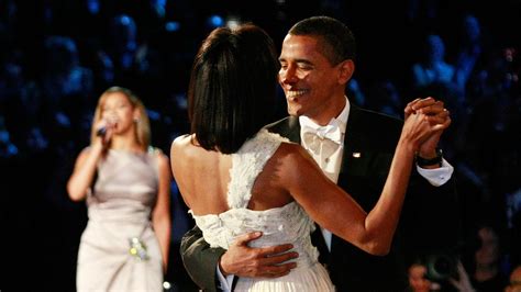Michelle obama, tochter malia und barack obama bei einer veranstaltung im jahr 2017. Obama sorgt sich um erste Dates seiner Töchter | Promiflash.de