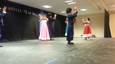 Niños De La Escuela De Danzas Nativas Y Folclore Atahualpa Bailan