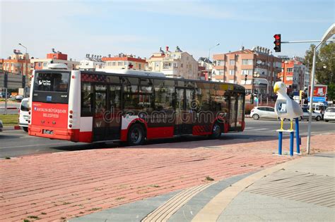 Antalya är en hamnstad beläget i sydvästra turkiet, som kombinerar storstadslivets puls och semesterortens behagliga avkoppling. ANTALYA TURKIET - JUNI 7, 2015: Stadsbuss Som Framme Står ...