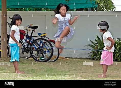 Niños Jugando A Saltar La Cuerda En El Jardín Fotografías E Imágenes De