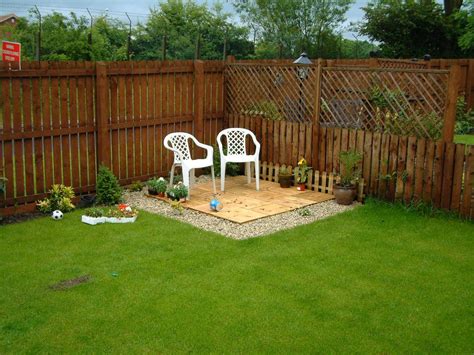 Whether you already have decking in your garden or if you're considering putting some in, our decking ideas for small gardens can help you make the most out of your humble space! 200206_Back_Garden_Decking.JPG (1280×960) | Backyard deck ...