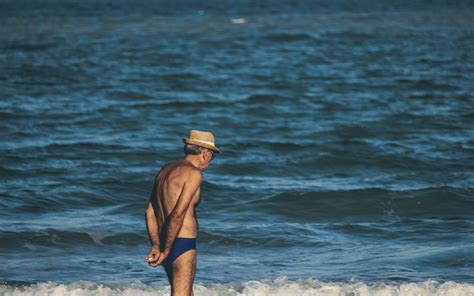 Fotoğraf adam plaj deniz sahil kum okyanus ufuk yürüme kişi