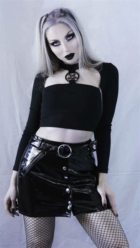 Pin By Tony On Vesmedinia Goth Women Fashion Gothic Beauty