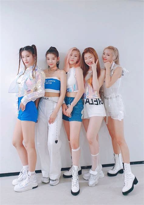 Itzy On Twitter Itzy Stage Outfits Kpop Outfits