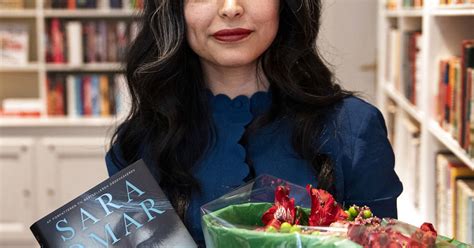 Sara omar is the author of dødevaskeren (4.14 avg rating, 1935 ratings, 155 reviews, published 2017), skyggedanseren (4.48 avg rating, 725 see if your friends have read any of sara omar's books. Sara Omar får De Gyldne Laurbær - JP/Politikens Hus