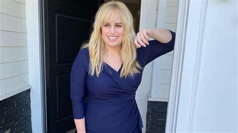 'isn't it romantic' producer rebel wilson insisted on casting openly gay actor to play a gay character (glamourfame.com). Enges Oberteil: Rebel Wilson zeigt stolz erschlankte Figur ...