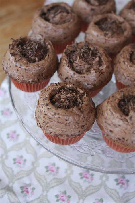 Ovaltine (also known by its original name ovomaltine) is a brand of milk flavoring product made with malt extract (except in the blue packaging in the united states), sugar (except in switzerland), and whey. Ovomaltine Cupcakes in 2020 | Kuchen ohne backen ...