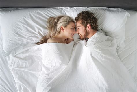 คู่รักบนเตียง ภาพสต็อก ดาวน์โหลดรูปภาพตอนนี้ คู่รัก ความเป็นญาติ เตียง เครื่องเรือน
