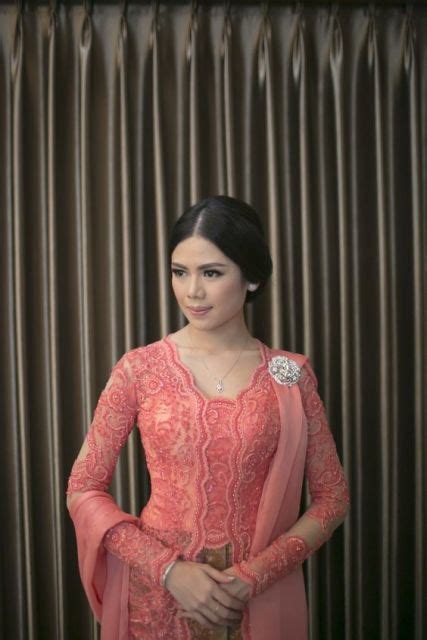 Persiapan lamaran dan pernikahan pun dilakukan dalam waktu super cepat. 8 Kebaya Lamaran Nuansa Warna Peach yang Kalem dan Menawan ...