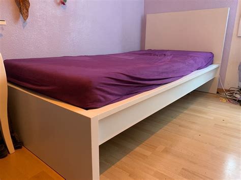 Matratze öfter wenden, das erhöht ihre haltbarkeit und sie bleibt länger sauber.die matratze ist gerollt verpackt und lässt sich daher leicht mit nach hause nehmen.härtegrad: IKEA Bett Malm 90x200 mit Lattenrost | Kaufen auf Ricardo