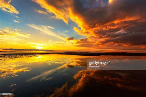 Sunrise Over The Ocean ストックフォト Getty Images